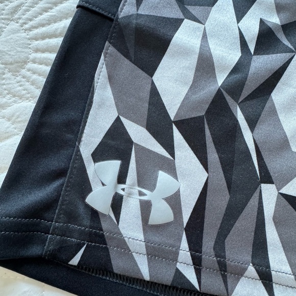 Under Armour Boys Shorts- Size Junior Medium - Picture 6 of 15